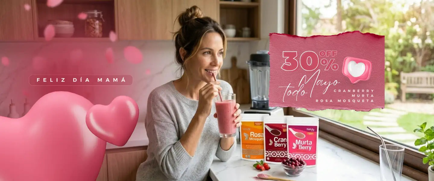 Batido rosa en un vaso transparente con una pajita