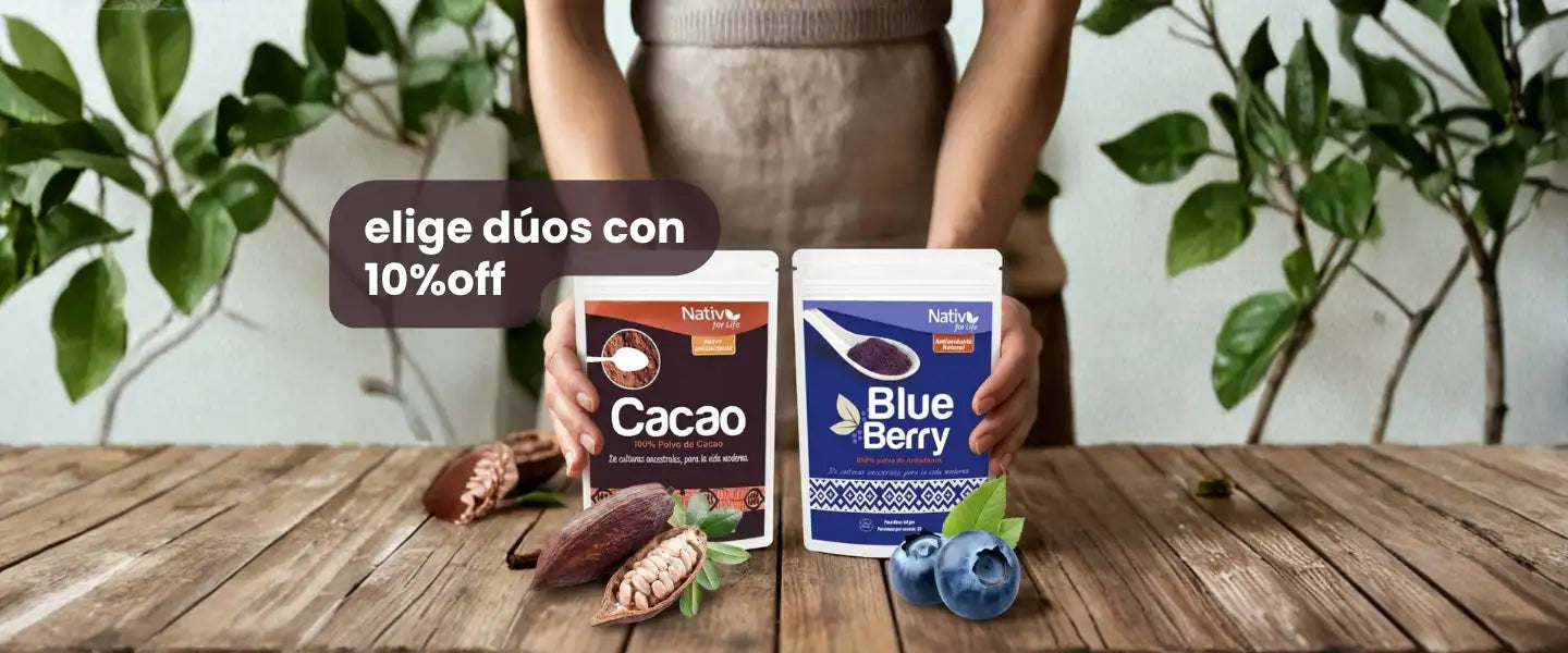 Dos bolsitas blancas etiquetadas ’cacao’ y ’blue berry,’ cada una con un esquema de color distintivo, marrón para cacao con un acento naranja, azul para arándano azul, con el nombre de la marca “native” mostrado de forma destacada.