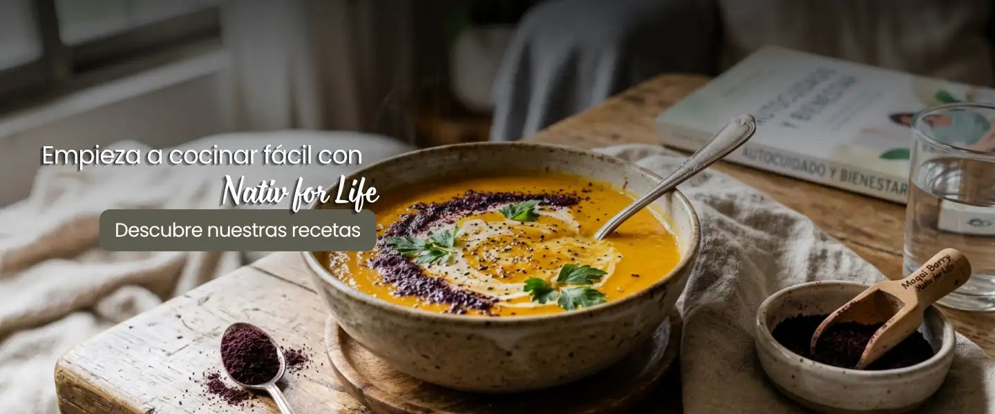 Un cuenco de cerámica rústica lleno de una sopa naranja vibrante, adornado con un remolino de crema y especias moradas oscuras.