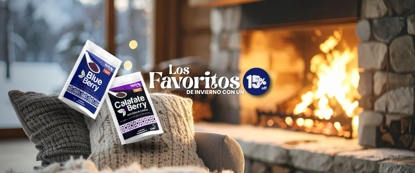 Dos paquetes blancos de mezcla de cacao caliente de arándano azul y baya de calafate, con marca azul y morada y un diseño con patrón.
